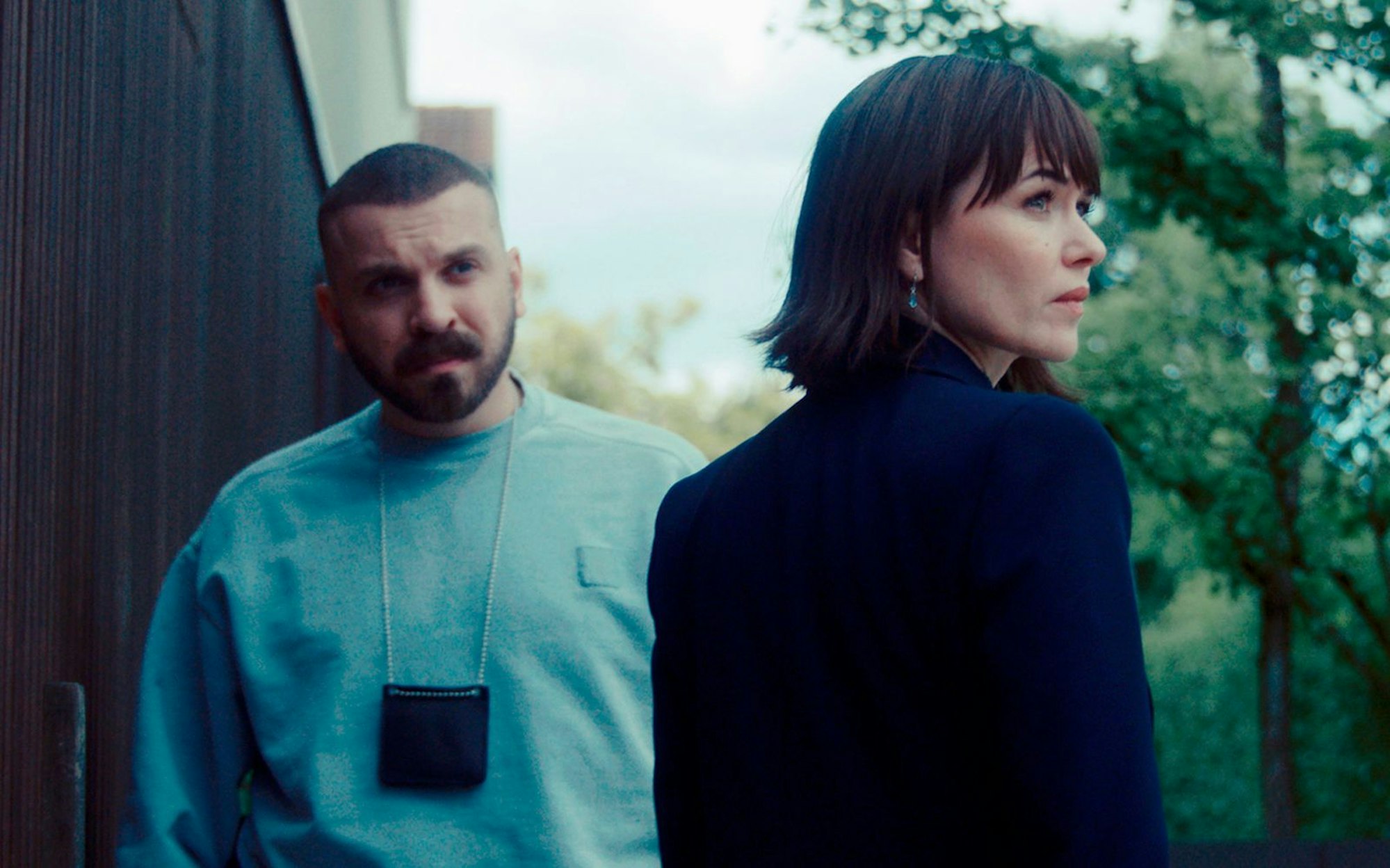 Hamza Kulina (Edin Hasanovic) und Maryam Azadi (Melika Foroutan) untersuchen im „Tatort: Fackel“ eine fünf Jahre zurückliegende Brandkatastrophe in einem Frankfurter Sozialbau. (Bild: HR/ARD Degeto Film/Sommerhaus/Philipp Sichler)