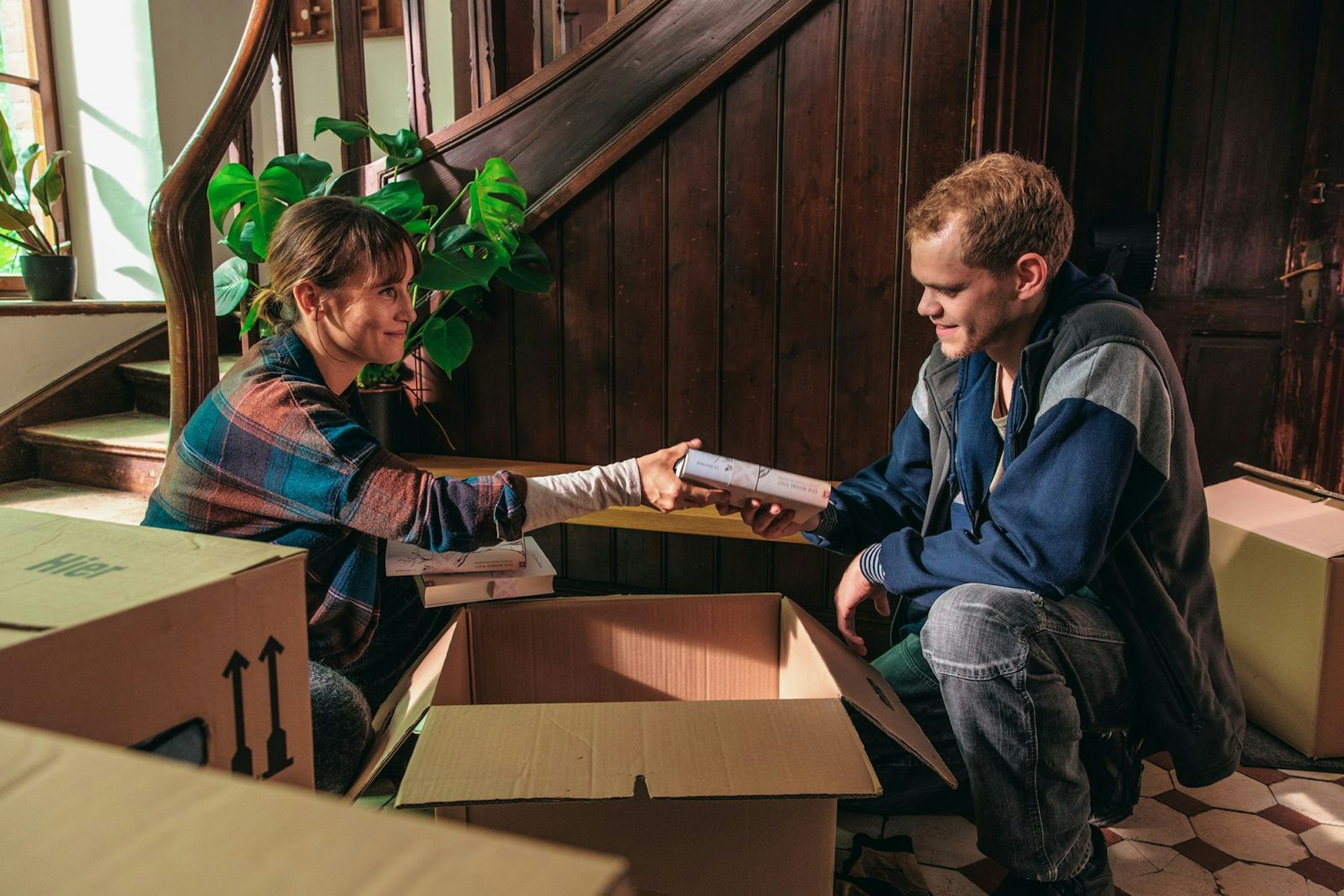 Da ist die Welt noch eine bessere: Elena (Peri Baumeister) zieht mit ihrer Familie in ein neues Haus. Dabei kommt sie mit dem Umzugshelfer Nico (Carl Benzschawel) ins Gespräch, der sich für ihr Buch „Eine bessere Welt - Utopische Gedanken zur Klimakrise“ interessiert. (Bild: ZDF/Julia Feldhagen)