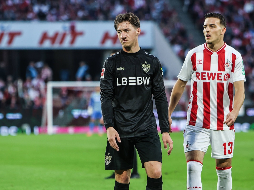 Angelo Stiller (l.) und Said El Mala stehen auf dem Spielfeld nebeneinander.