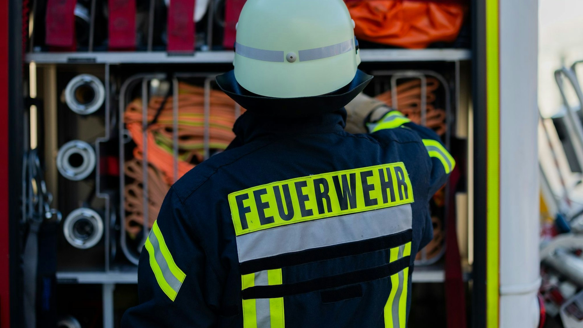 Die Feuerwehr bei einem Einsatz (Symbolfoto)