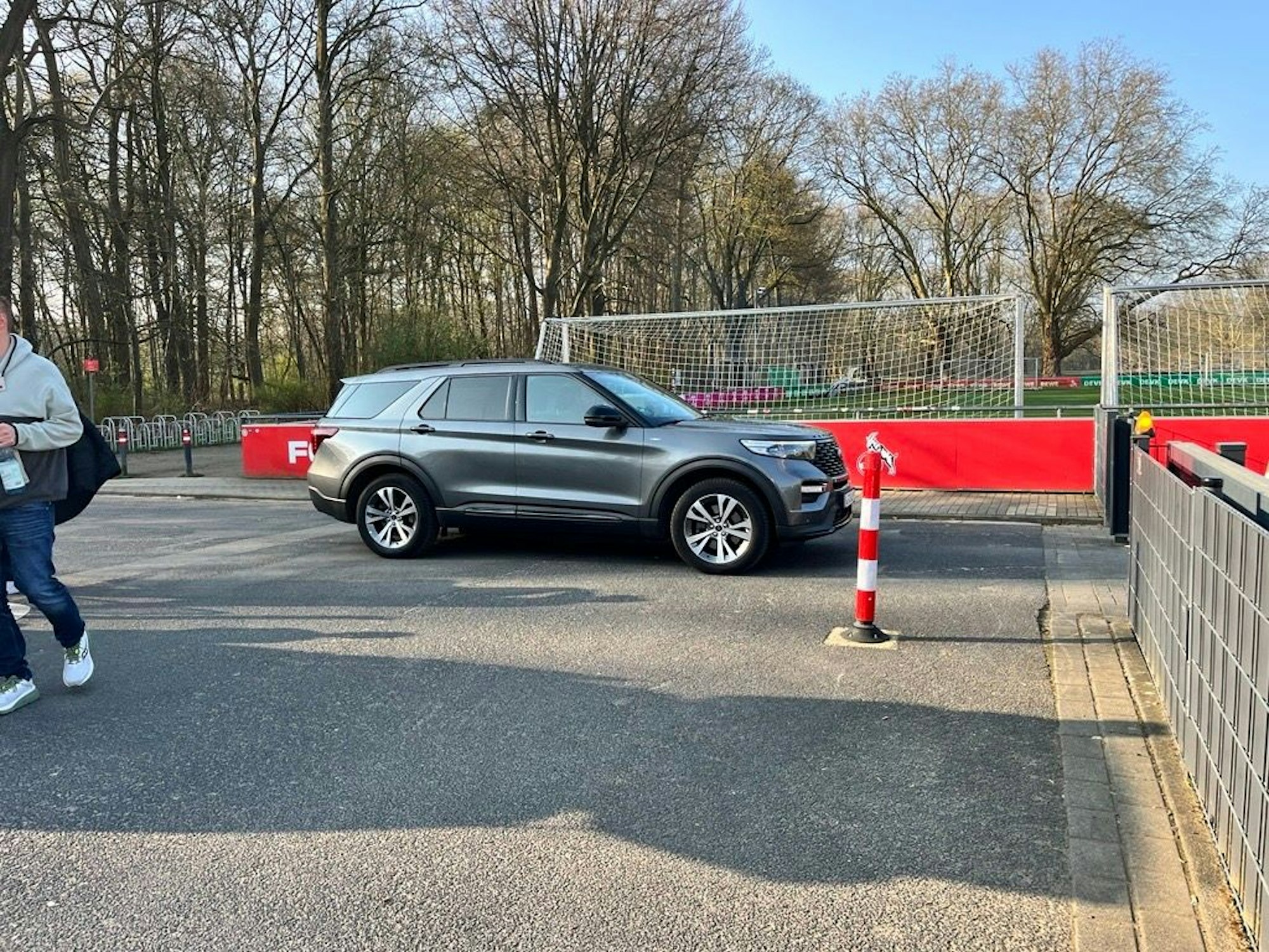 Thomas Kessler kommt am Geißbockheim an.