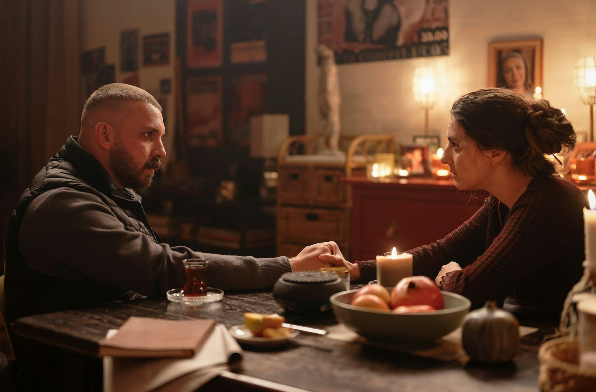 Hamza Kulina (Edin Hasanovic) und Almila Adak (Seyneb Saleh) kennen sich aus der Nachbarschaft. (Bild: HR/ARD Degeto Film/Sommerhaus/Tatiana Vdovenko)