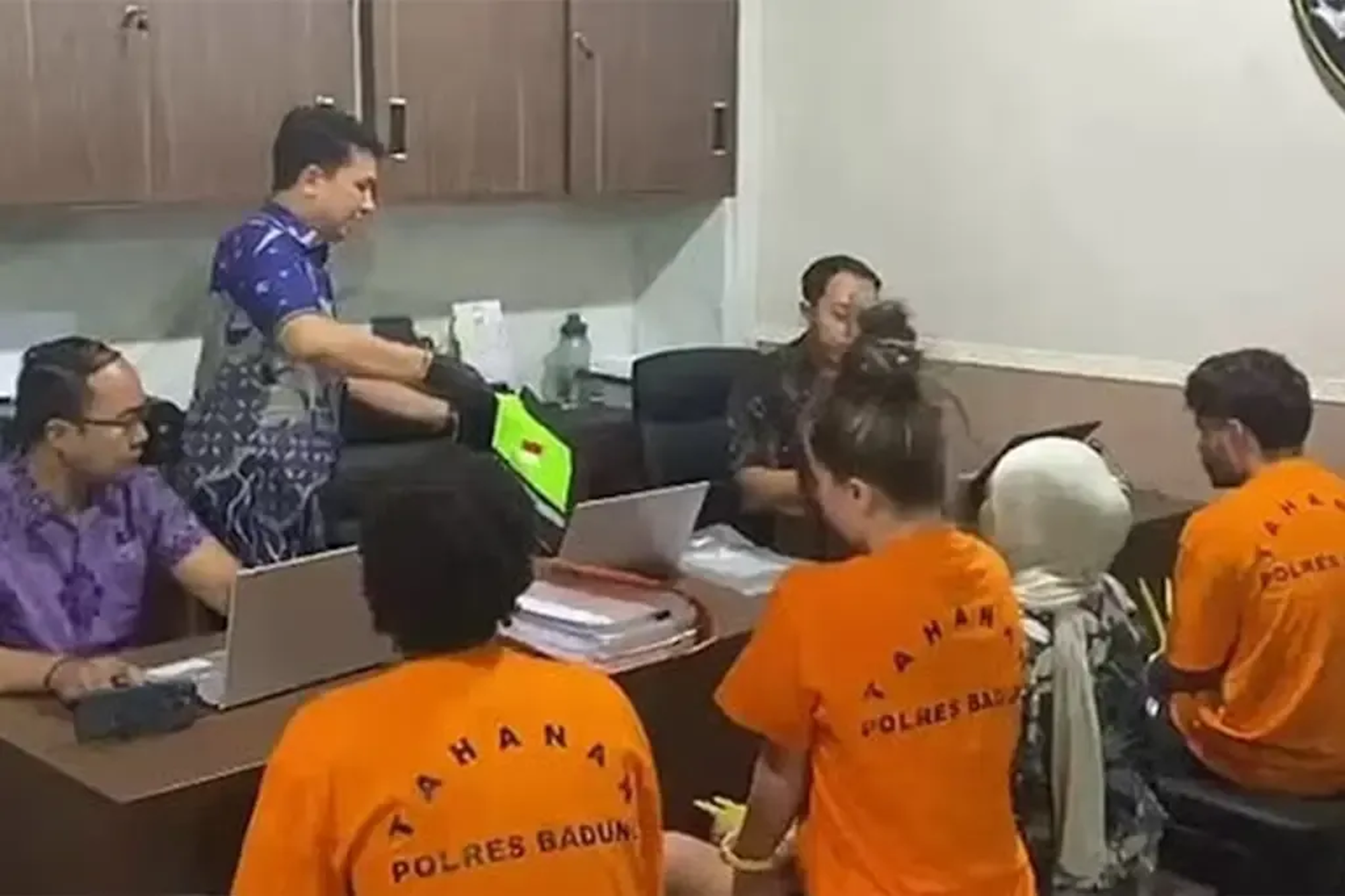 Drei Touristen landeten auf Bali jetzt vor Gericht für ihren Porno-Dreh.