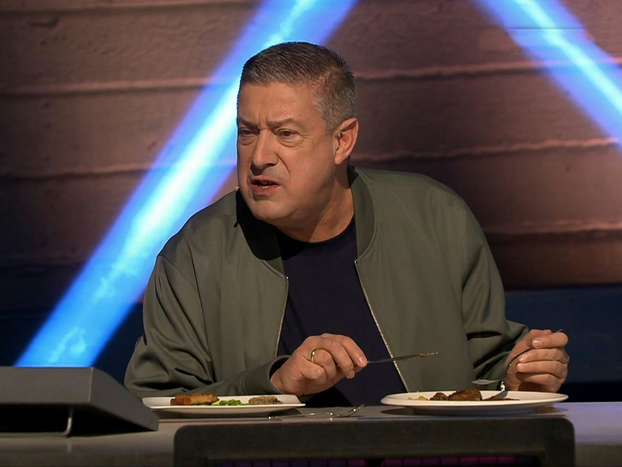 Neu-Juror Joachim Llambi legte sich kurz verbal mit Jana Ina Zarrella an und bohrte in der Wunde, die das WM-Debakel 2014 (1:7 gegen Deutschland) ins Fleisch der Brasilianerin schlug. (Bild: RTL)