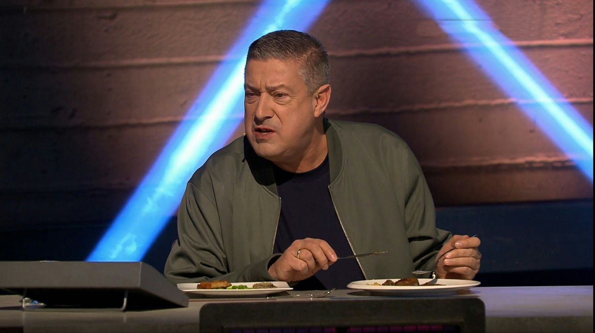 Neu-Juror Joachim Llambi legte sich kurz verbal mit Jana Ina Zarrella an und bohrte in der Wunde, die das WM-Debakel 2014 (1:7 gegen Deutschland) ins Fleisch der Brasilianerin schlug. (Bild: RTL)