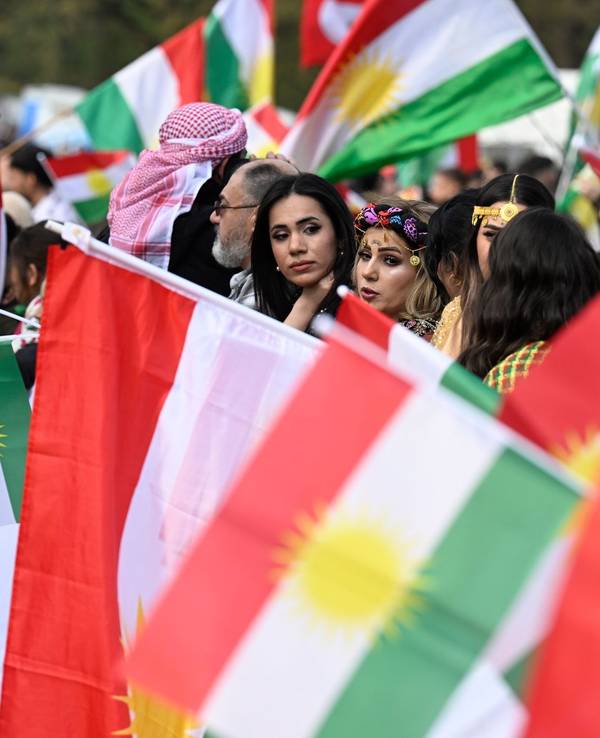 Feier zum Newroz-Fest auf prokurdischer Demonstration in Bonn