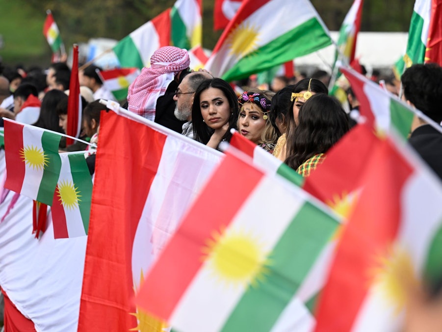Feier zum Newroz-Fest auf prokurdischer Demonstration in Bonn