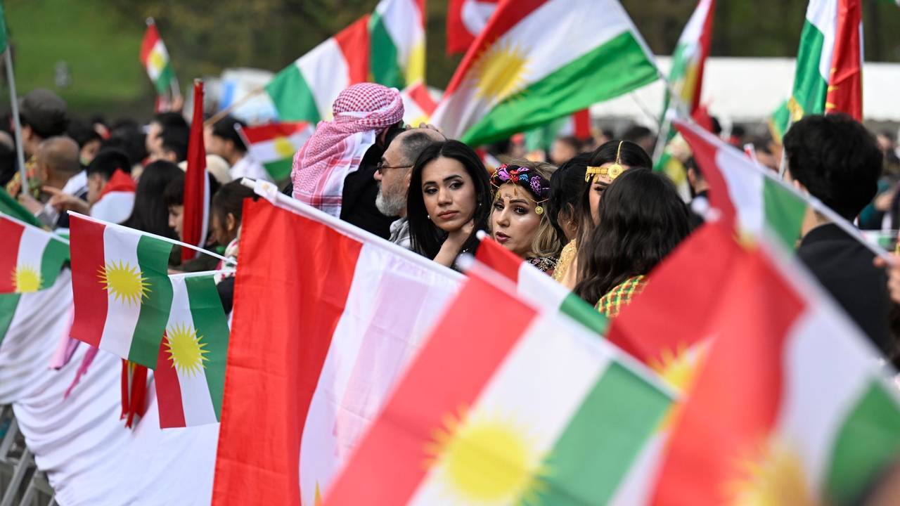 Feier zum Newroz-Fest auf prokurdischer Demonstration in Bonn