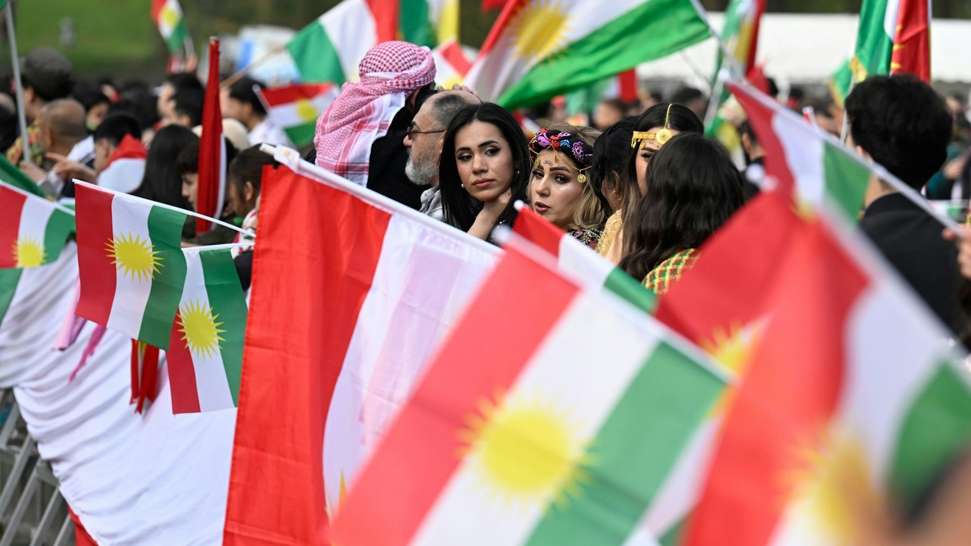 Feier zum Newroz-Fest auf prokurdischer Demonstration in Bonn