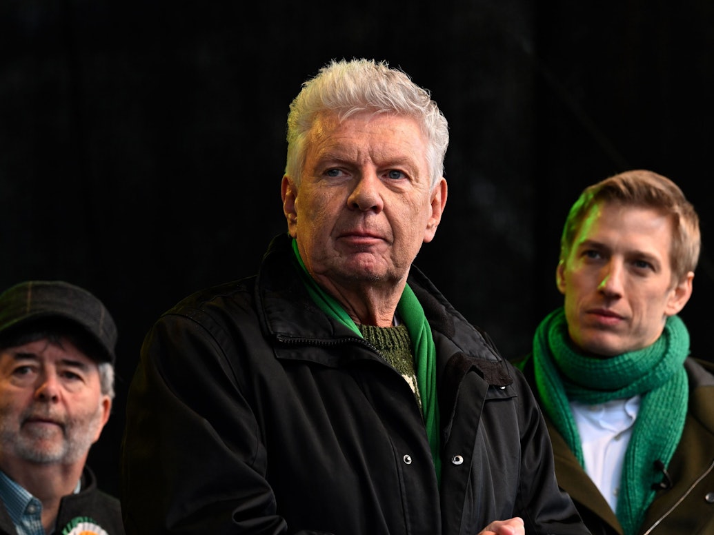 Münchens Oberbürgermeister Dieter Reiter (links) und Dominik Krause (Grüne) stehen nach der Parade zum St. Patrick's Day am Odeonsplatz auf der Bühne.