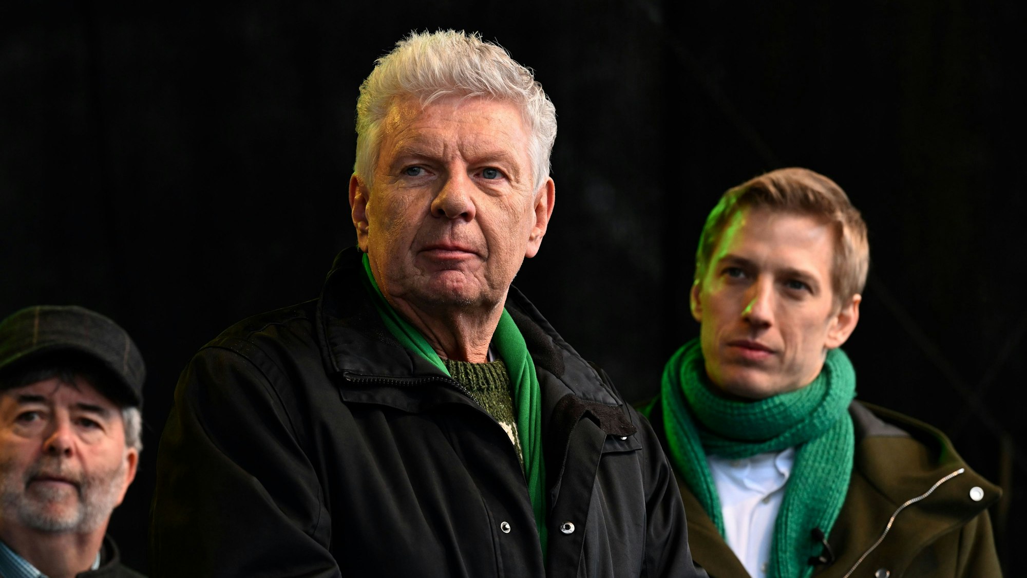 Münchens Oberbürgermeister Dieter Reiter (links) und Dominik Krause (Grüne) stehen nach der Parade zum St. Patrick's Day am Odeonsplatz auf der Bühne.