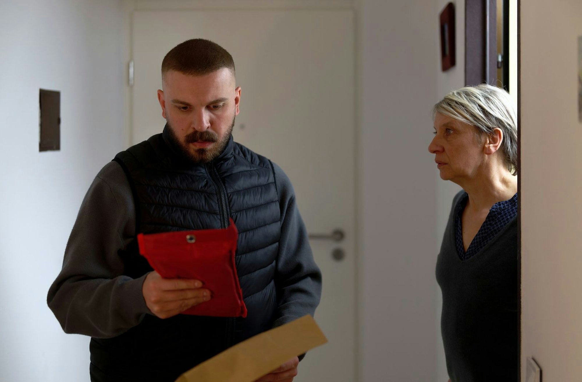 Hamza Kulina (Edin Hasanovic) und seine Mutter Emina (Gordana Boban) erhalten merkwürdige Post. (Bild: HR/ARD Degeto Film/Sommerhaus/Tatiana Vdovenko)