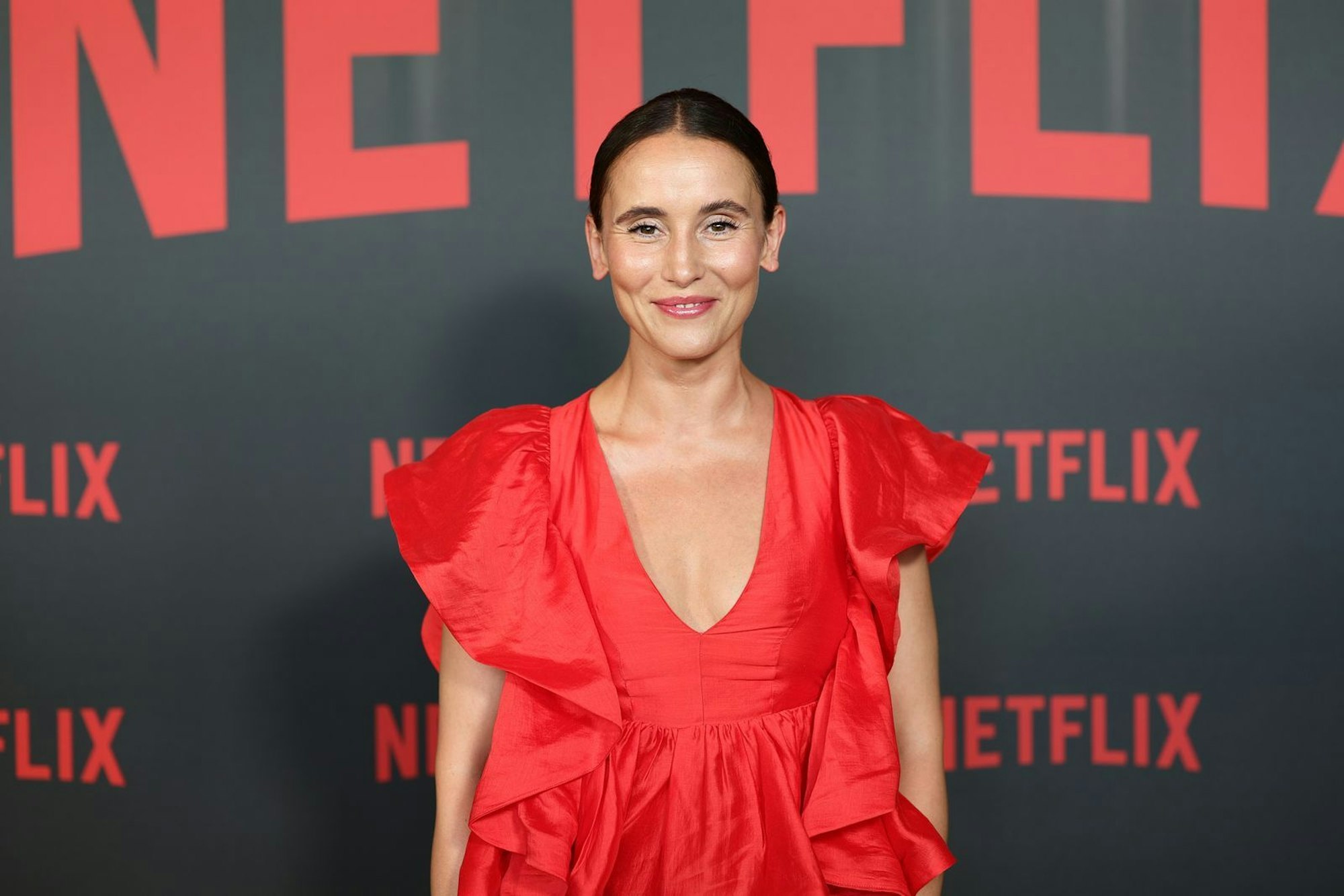 Peri Baumeister verkörperte die Hauptrolle in der Netflix-Serie „Das Signal“. Deren Autorin Nadine Gottman schrieb ihr auch die Figur Elena im TV-Thriller „Eine bessere Welt“ auf den Leib. Das Thema geht alle an: Hass im Netz. „Wir müssen unsere Kinder besser schützen, vor allem vor Cyber-Mobbing und Hate Speech“, sagt Baumeister im Interview. (Bild: 2025 Getty Images/Andreas Rentz)