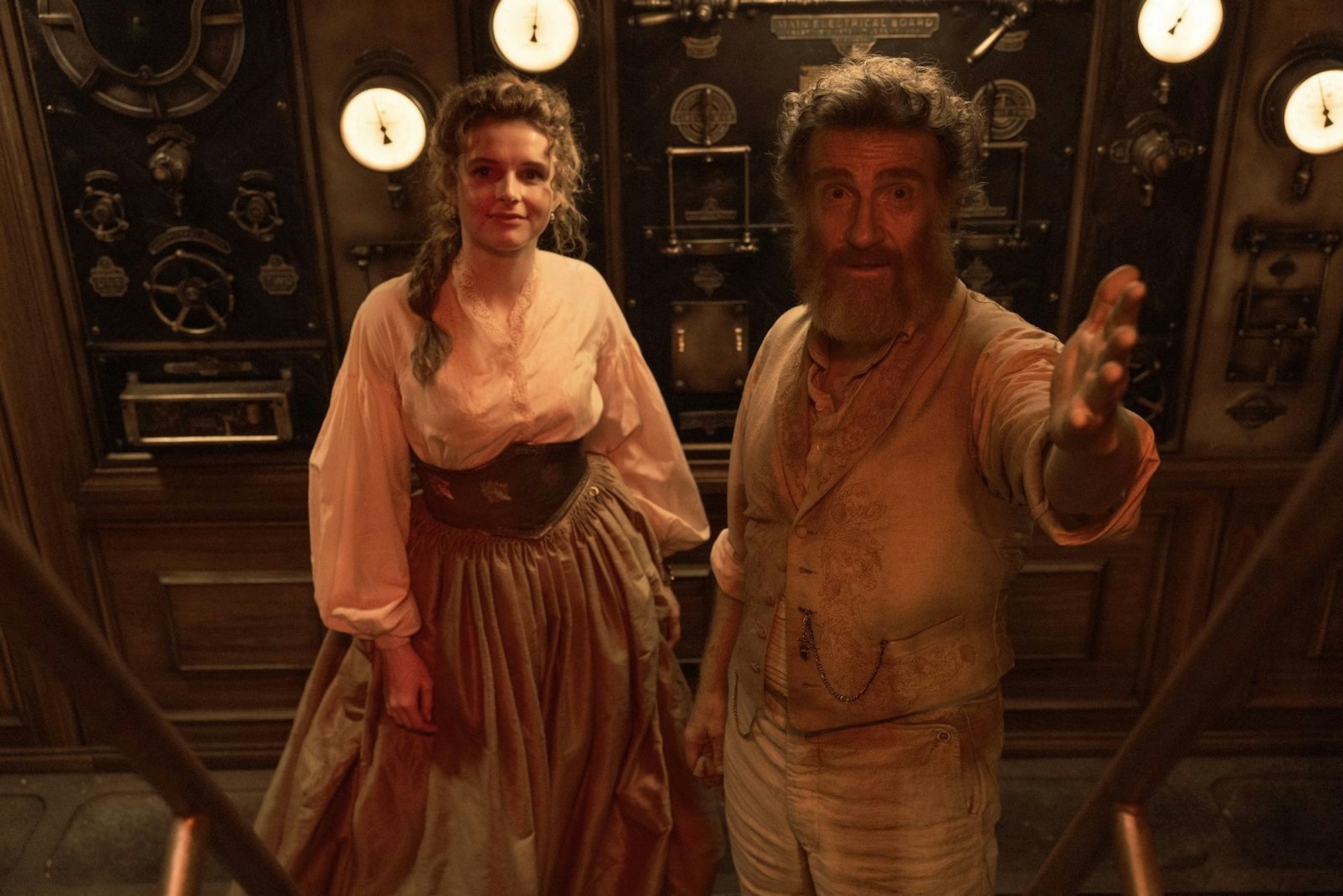 Benoit (Thierry Frémont) erklärt Humility (Georgia Flood), wie das U-Boot funktioniert. (Bild: ZDF und Vince Valitutti/Disney+)