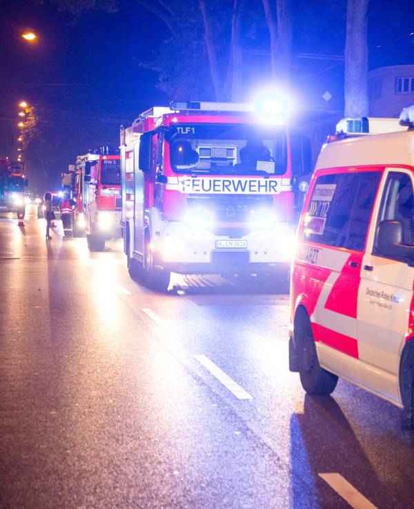 Einsatzfahrzeuge von Notarzt und Feuerwehr stehen auf einer Straße.