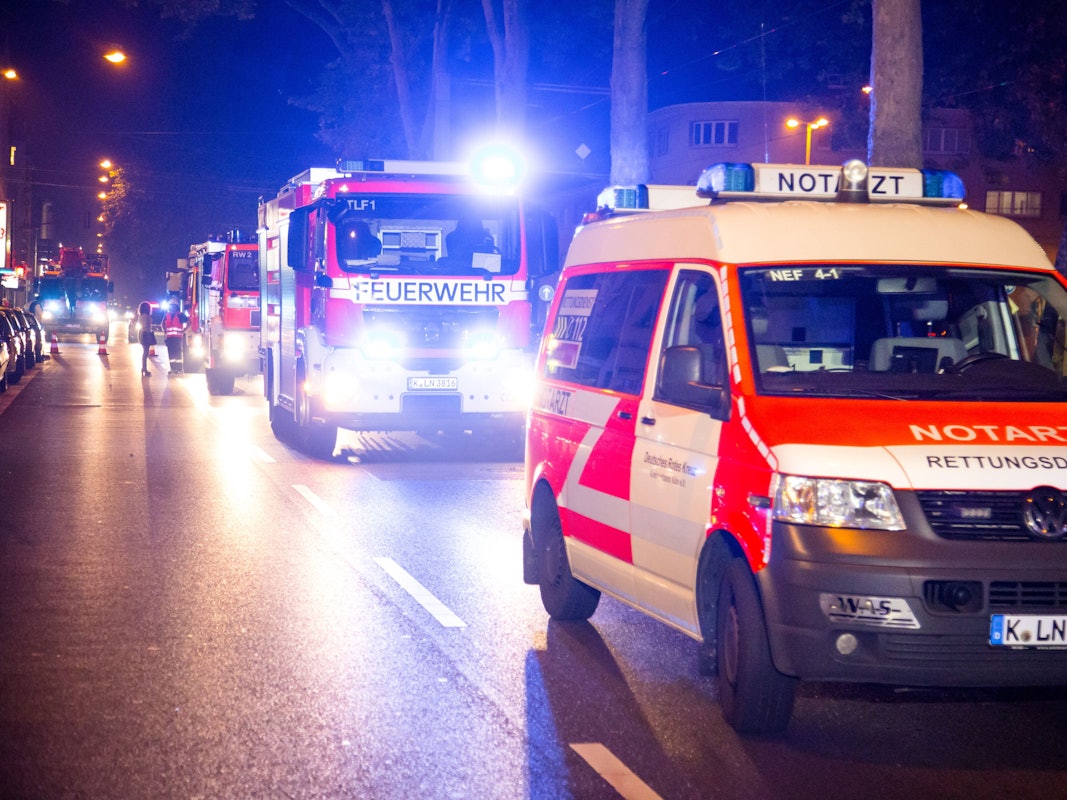 Einsatzfahrzeuge von Notarzt und Feuerwehr stehen auf einer Straße.