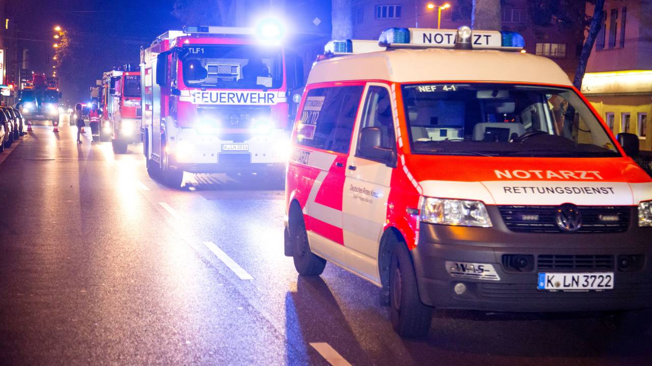 Einsatzfahrzeuge von Notarzt und Feuerwehr stehen auf einer Straße.