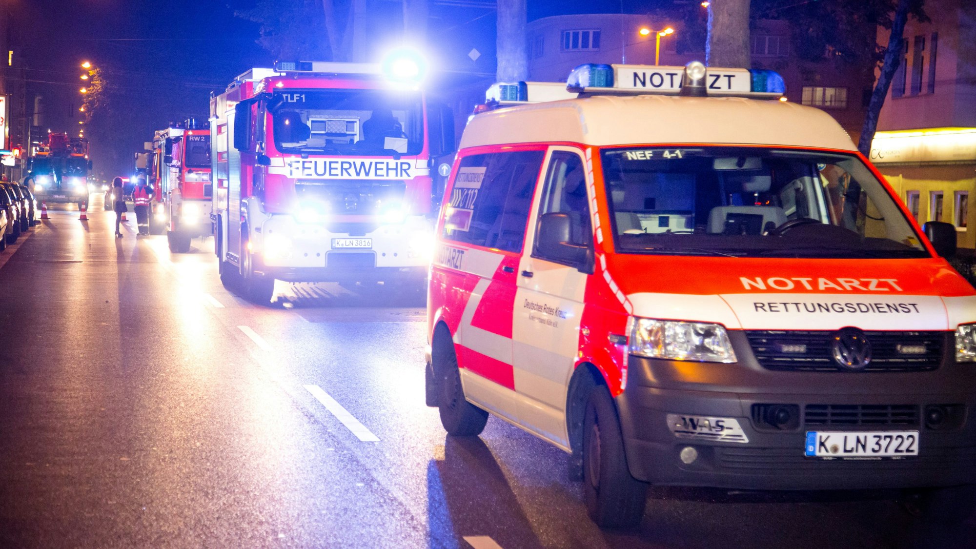 Einsatzfahrzeuge von Notarzt und Feuerwehr stehen auf einer Straße.