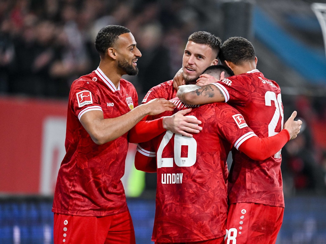 Die Spieler des VfB Stuttgart jubeln gemeinsam nach einem Treffer.