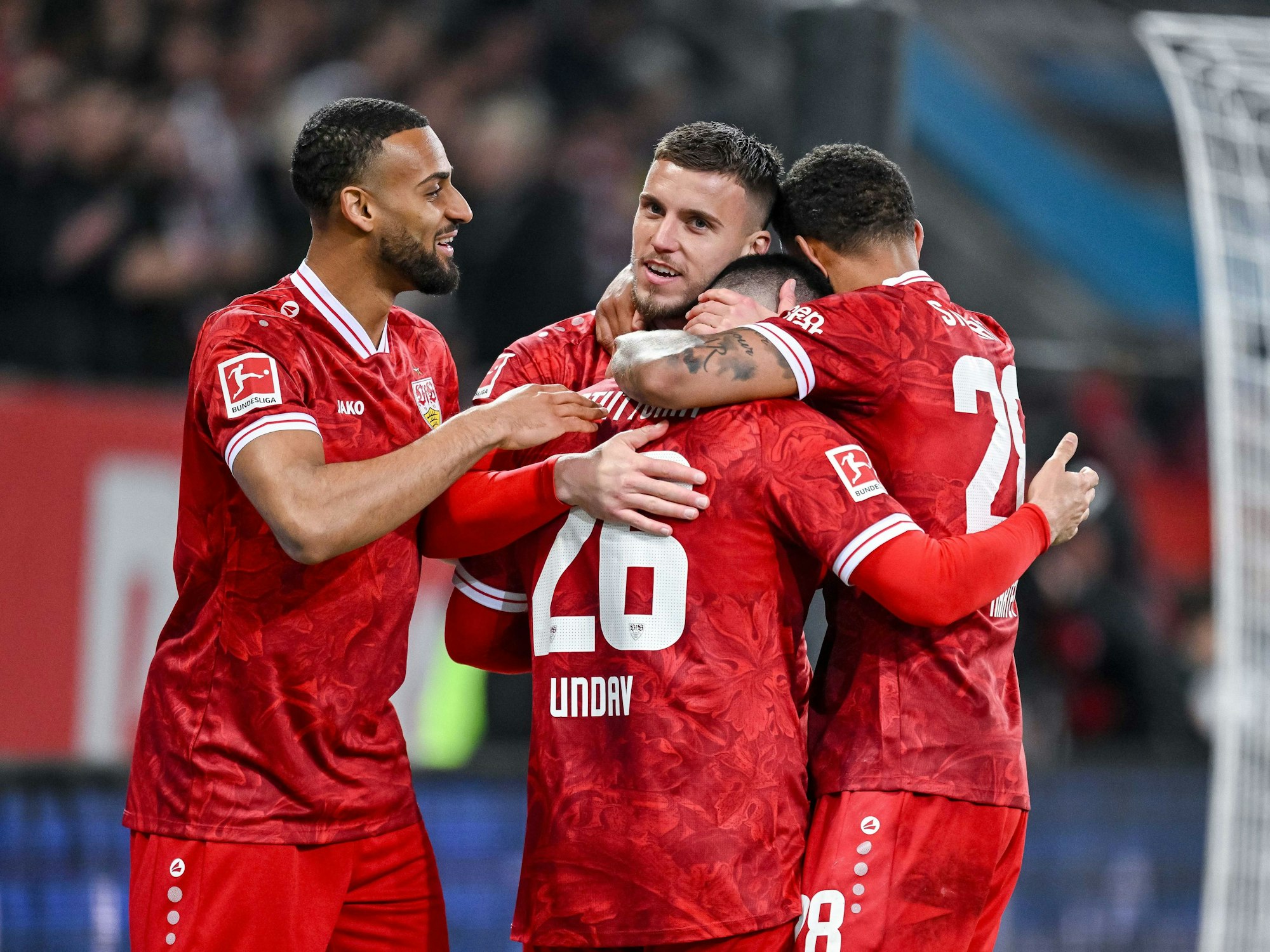 Die Spieler des VfB Stuttgart jubeln gemeinsam nach einem Treffer.