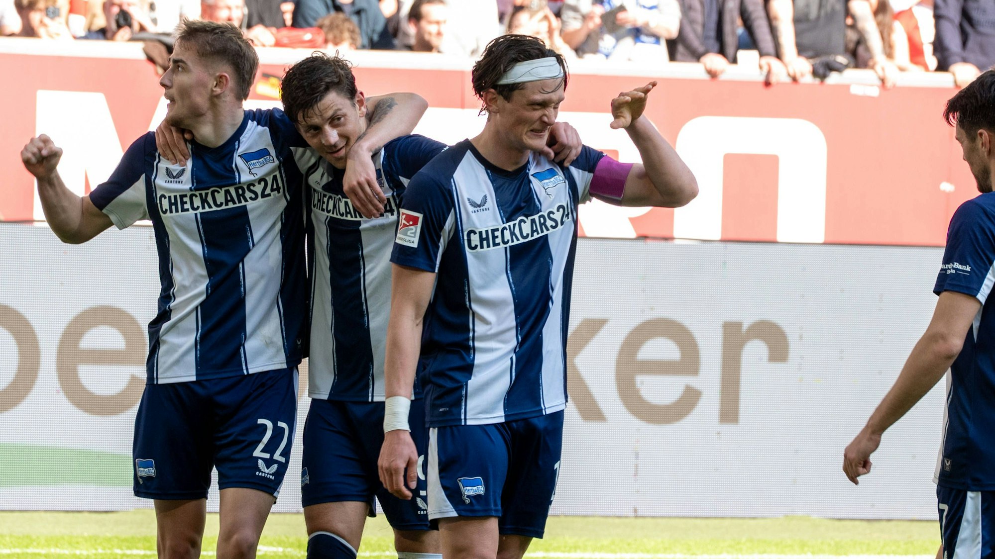 Die Spieler von Hertha BSC jubeln nach einem Treffer.