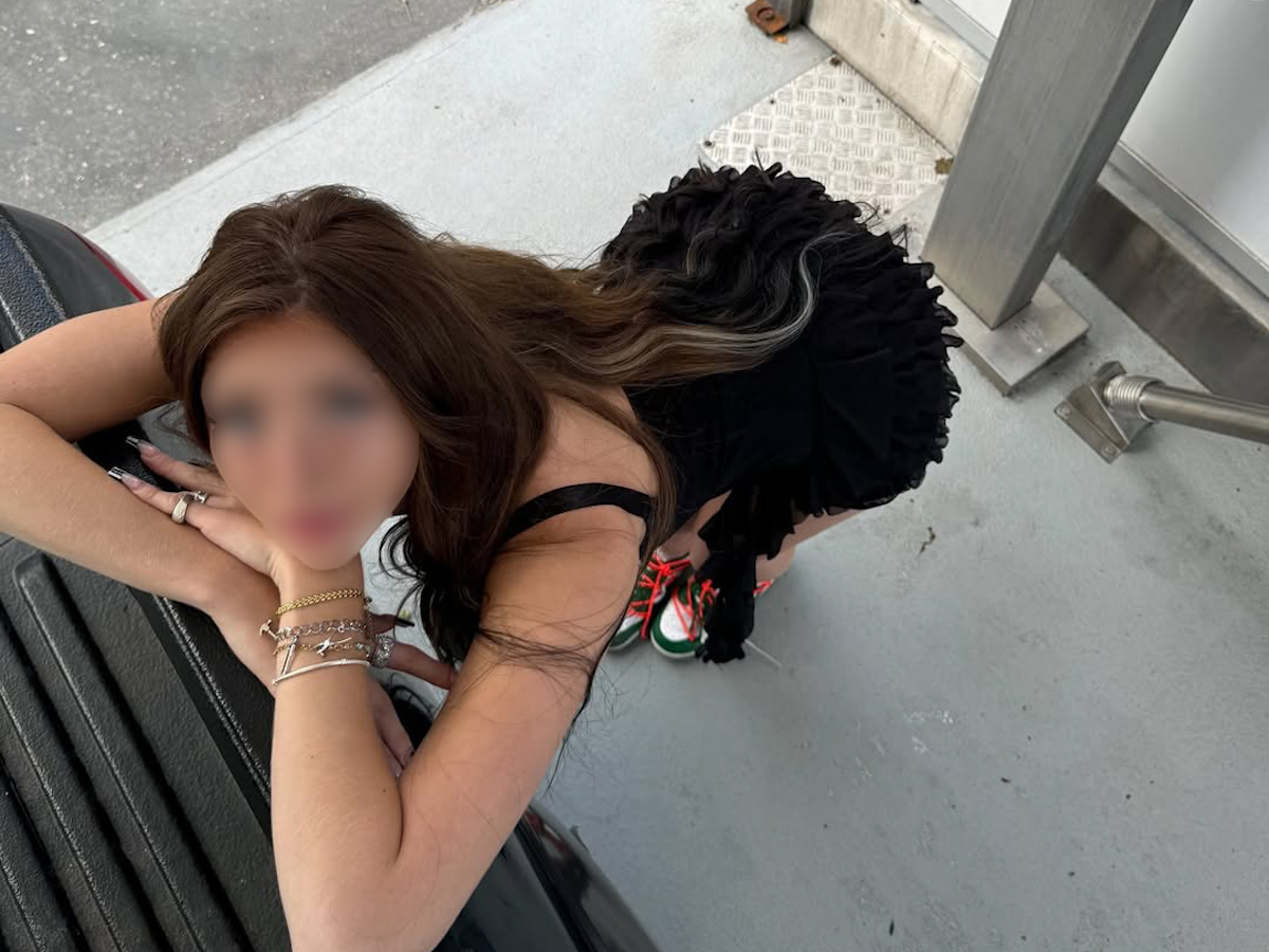 Das OnlyFans-Model zeigt sich in Paris gern verführerisch. Auf Bali bekommt sie wegen ihres sexy Contents jetzt Probleme.