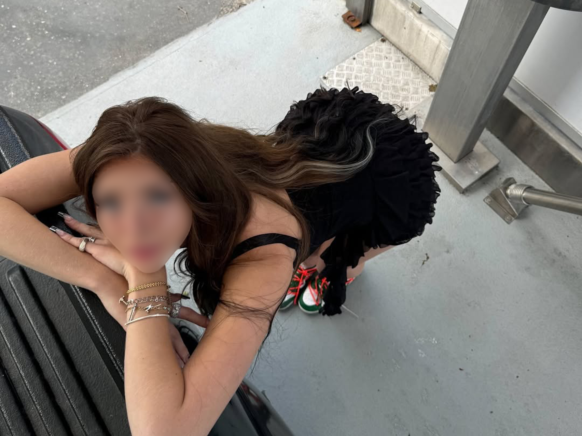 Das OnlyFans-Model zeigt sich in Paris gern verführerisch. Auf Bali bekommt sie wegen ihres sexy Contents jetzt Probleme.