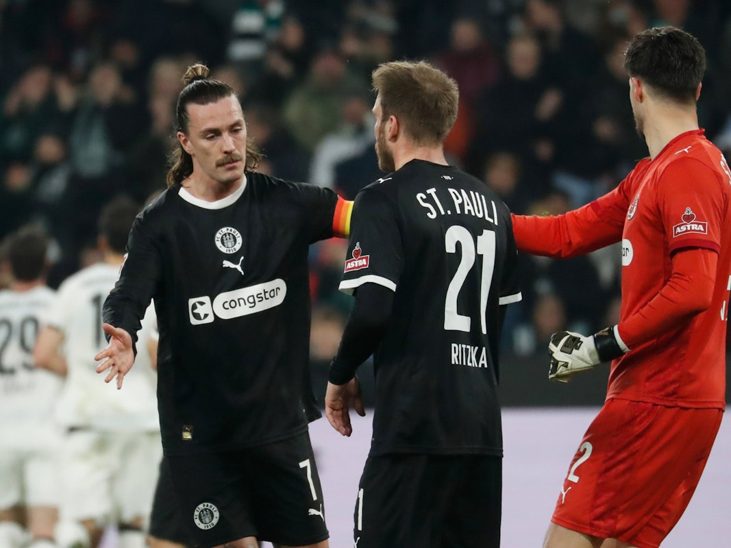 Jackson Irvine, Lars Ritzka und Torhüter Nikola Vasilj.