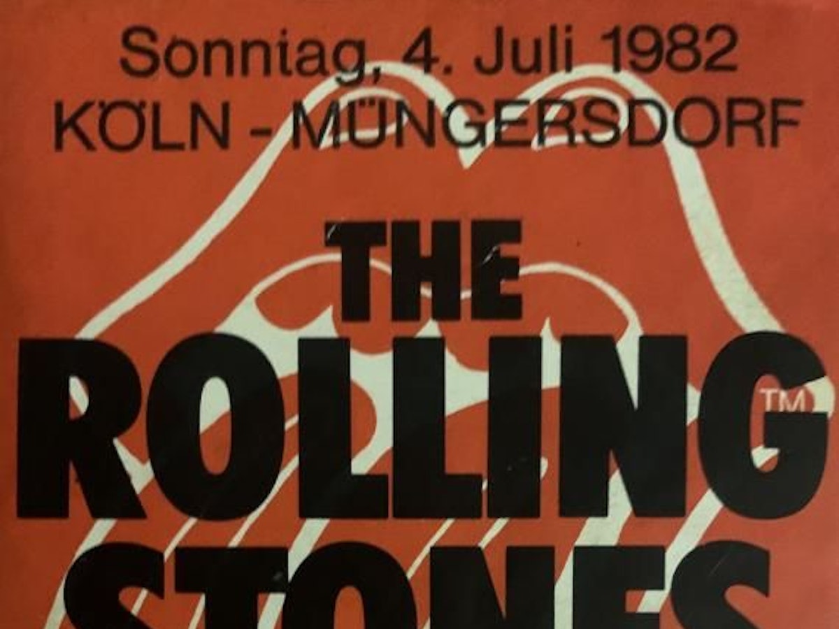 Auf einem Ausweis steht der Bandname The Rolling Stones, darüber Köln-Müngersdorf.