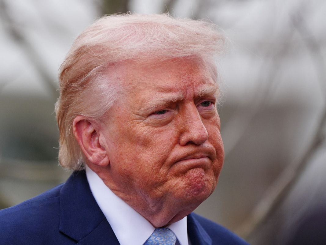 Präsident Donald Trump spricht am 20. März mit Reportern, bevor er mit der Marine One vom South Lawn des Weißen Hauses abfliegt.