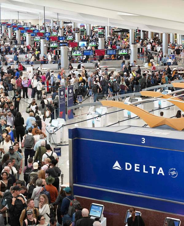 Reisende stehen am 22. März 2026 am Atlanta Hartsfield-Jackson International Airport in Atlanta, Georgia, in langen Schlangen.