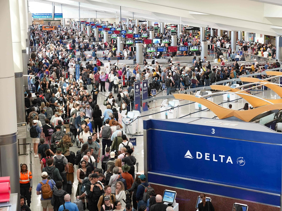 Reisende stehen am 22. März 2026 am Atlanta Hartsfield-Jackson International Airport in Atlanta, Georgia, in langen Schlangen.