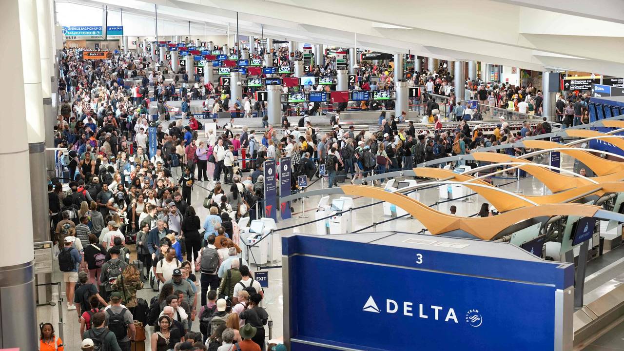 Reisende stehen am 22. März 2026 am Atlanta Hartsfield-Jackson International Airport in Atlanta, Georgia, in langen Schlangen.