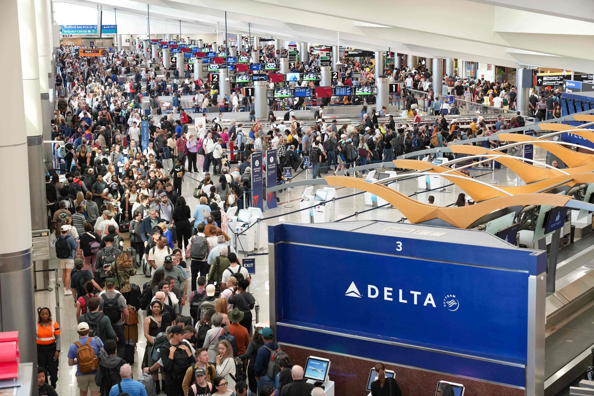 Reisende stehen am 22. März 2026 am Atlanta Hartsfield-Jackson International Airport in Atlanta, Georgia, in langen Schlangen.