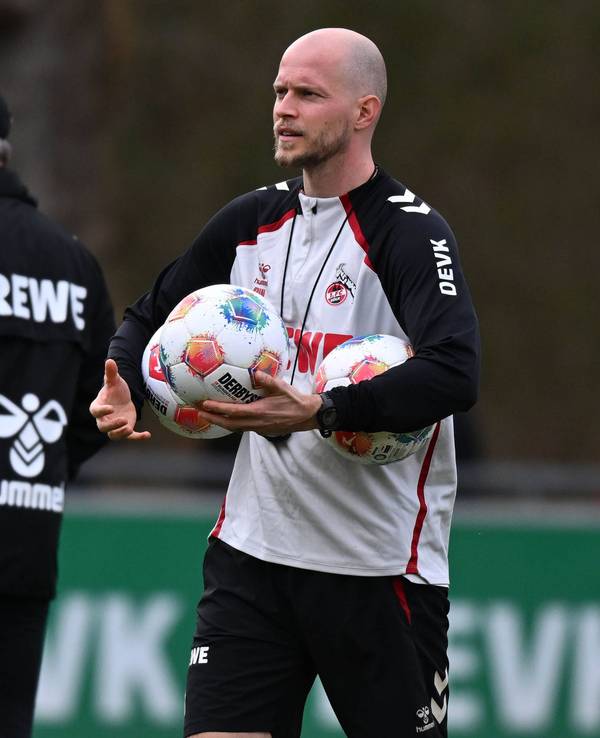Rene Wagner hält beim Training mehrere Bälle in der Hand.