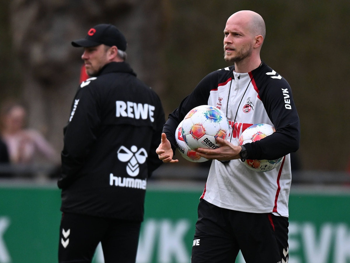 Rene Wagner hält beim Training mehrere Bälle in der Hand.