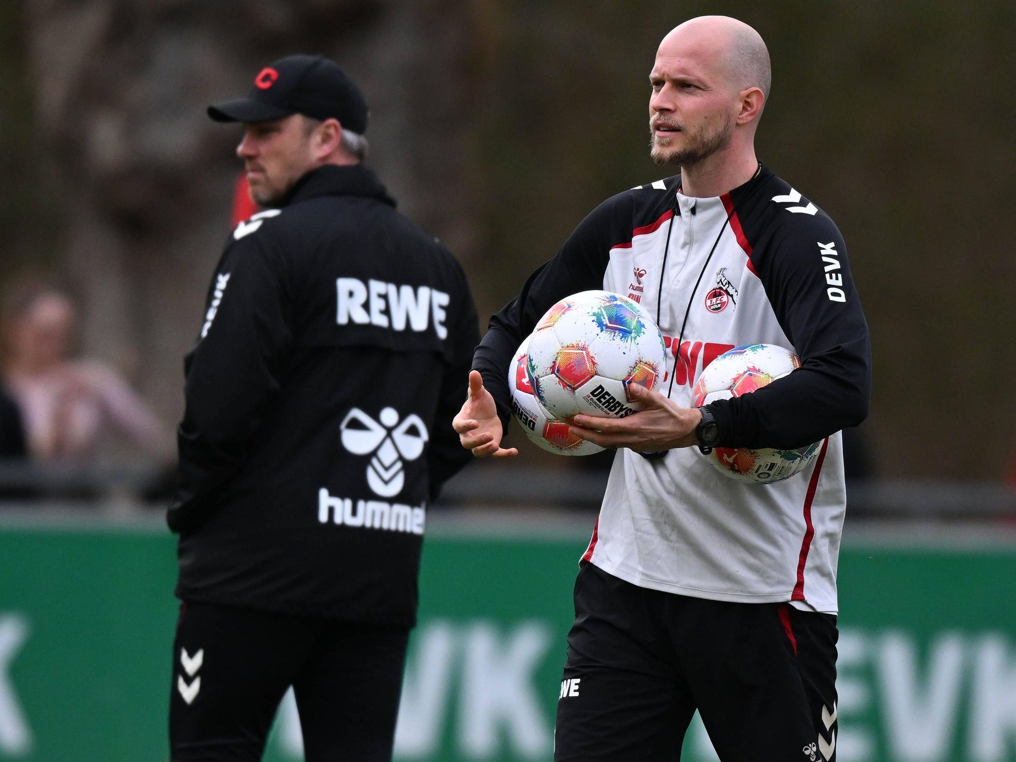 Rene Wagner hält beim Training mehrere Bälle in der Hand.