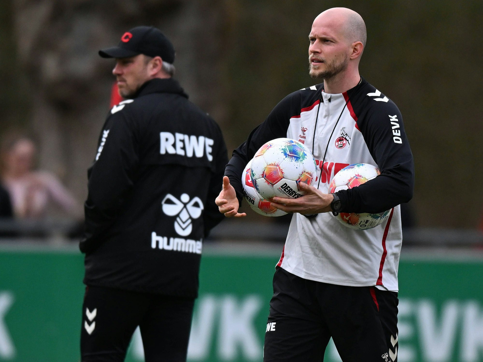 Rene Wagner hält beim Training mehrere Bälle in der Hand.