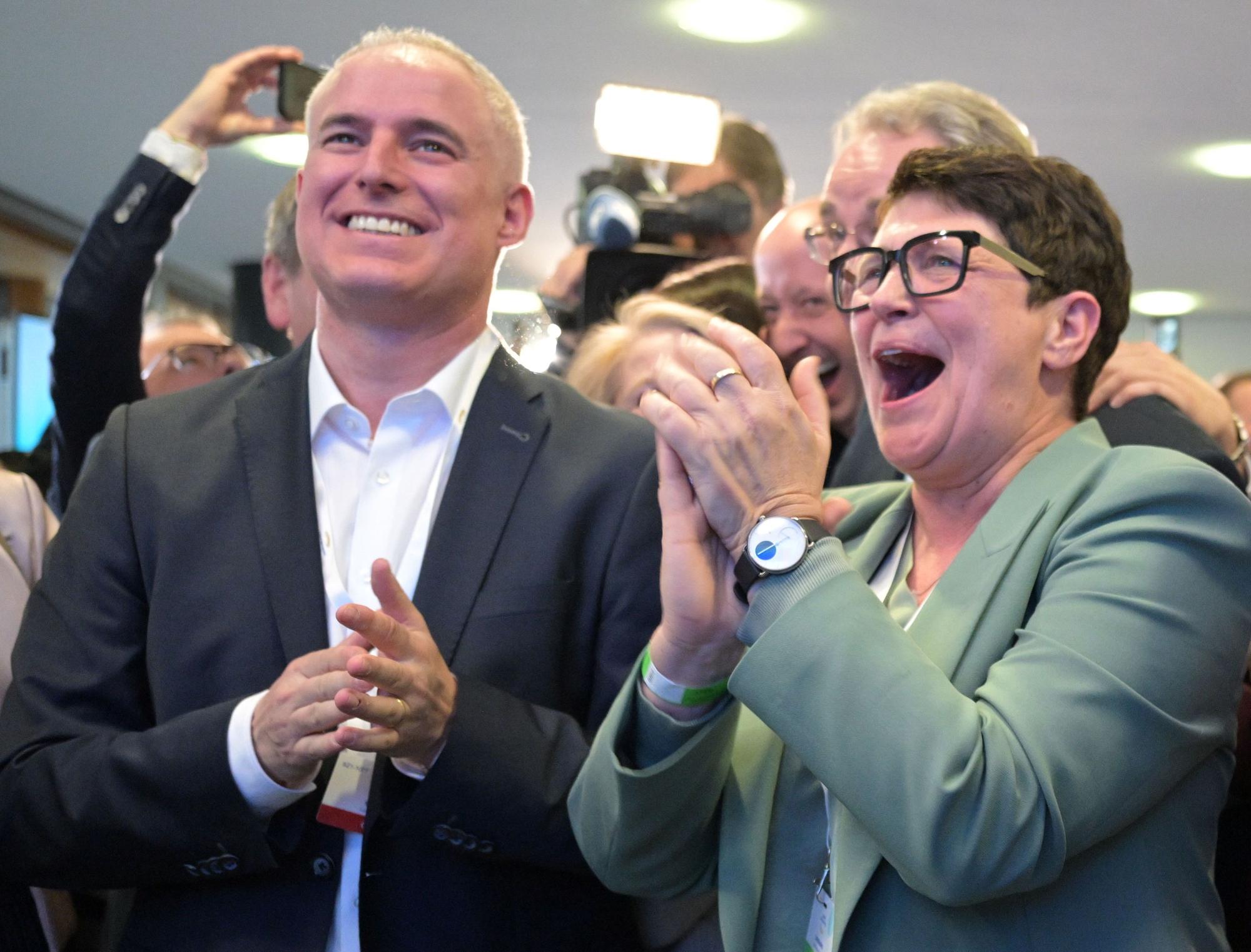 Anhänger der CDU reagieren nach der Prognose zum Ergebnis der Landtagswahl in Rheinland-Pfalz.