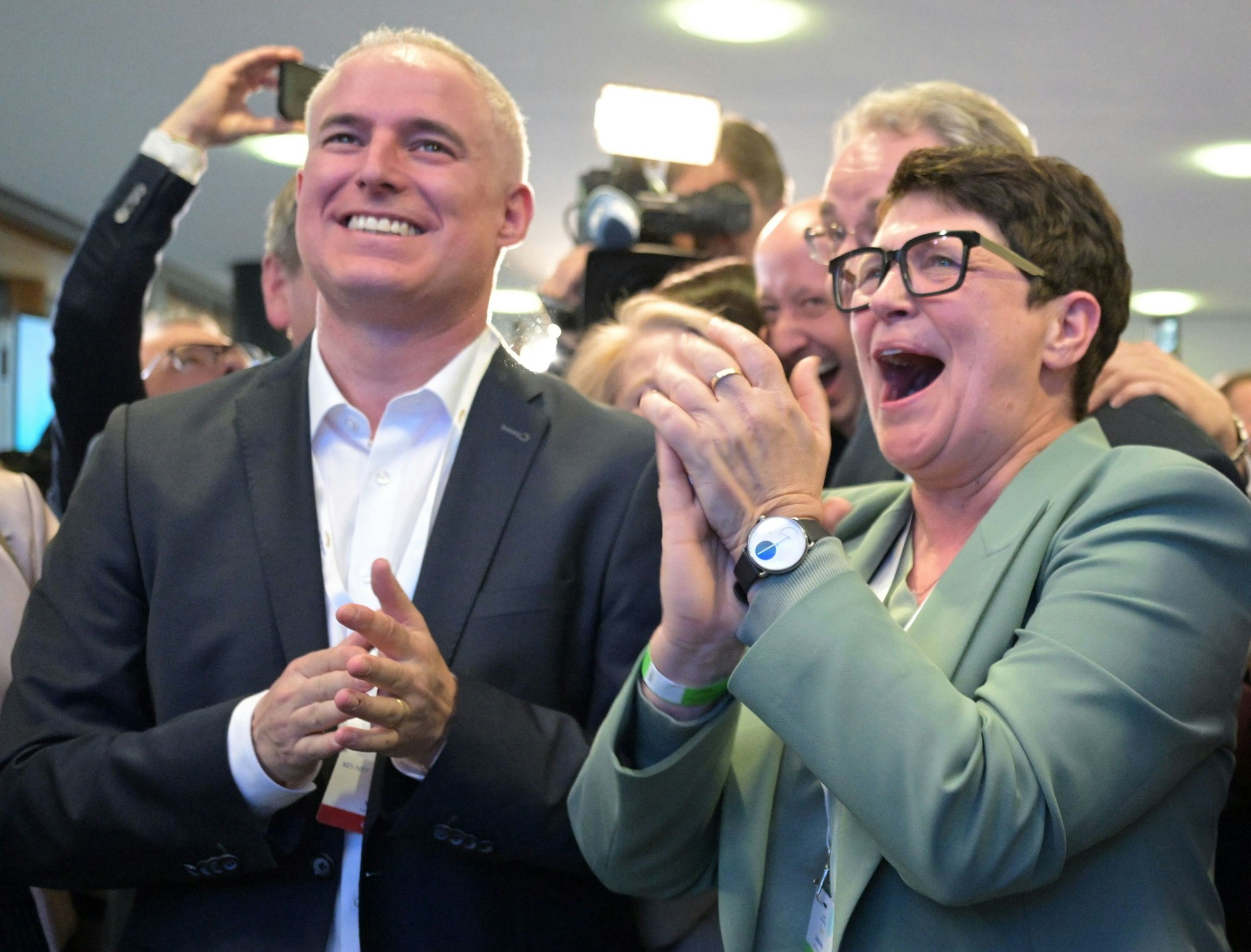 Anhänger der CDU reagieren nach der Prognose zum Ergebnis der Landtagswahl in Rheinland-Pfalz.