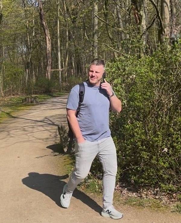 Lukas Kwasniok telefoniert und spaziert zum Geißbockheim.