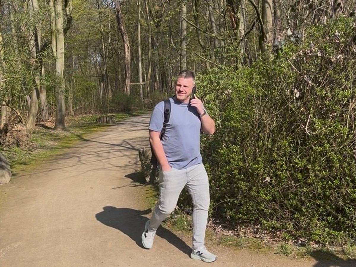 Lukas Kwasniok telefoniert und spaziert zum Geißbockheim.