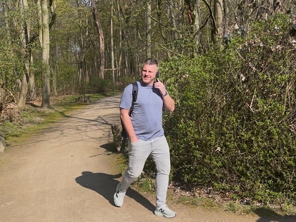 Lukas Kwasniok telefoniert und spaziert zum Geißbockheim.