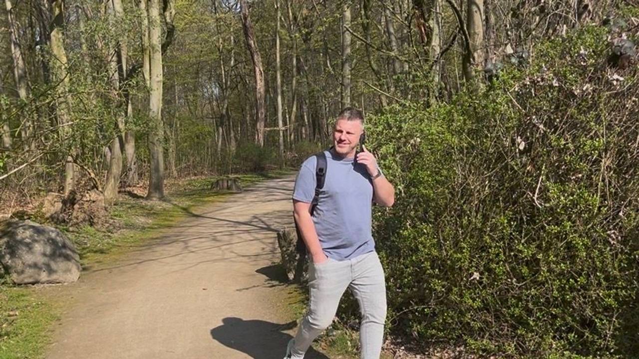Lukas Kwasniok telefoniert und spaziert zum Geißbockheim.