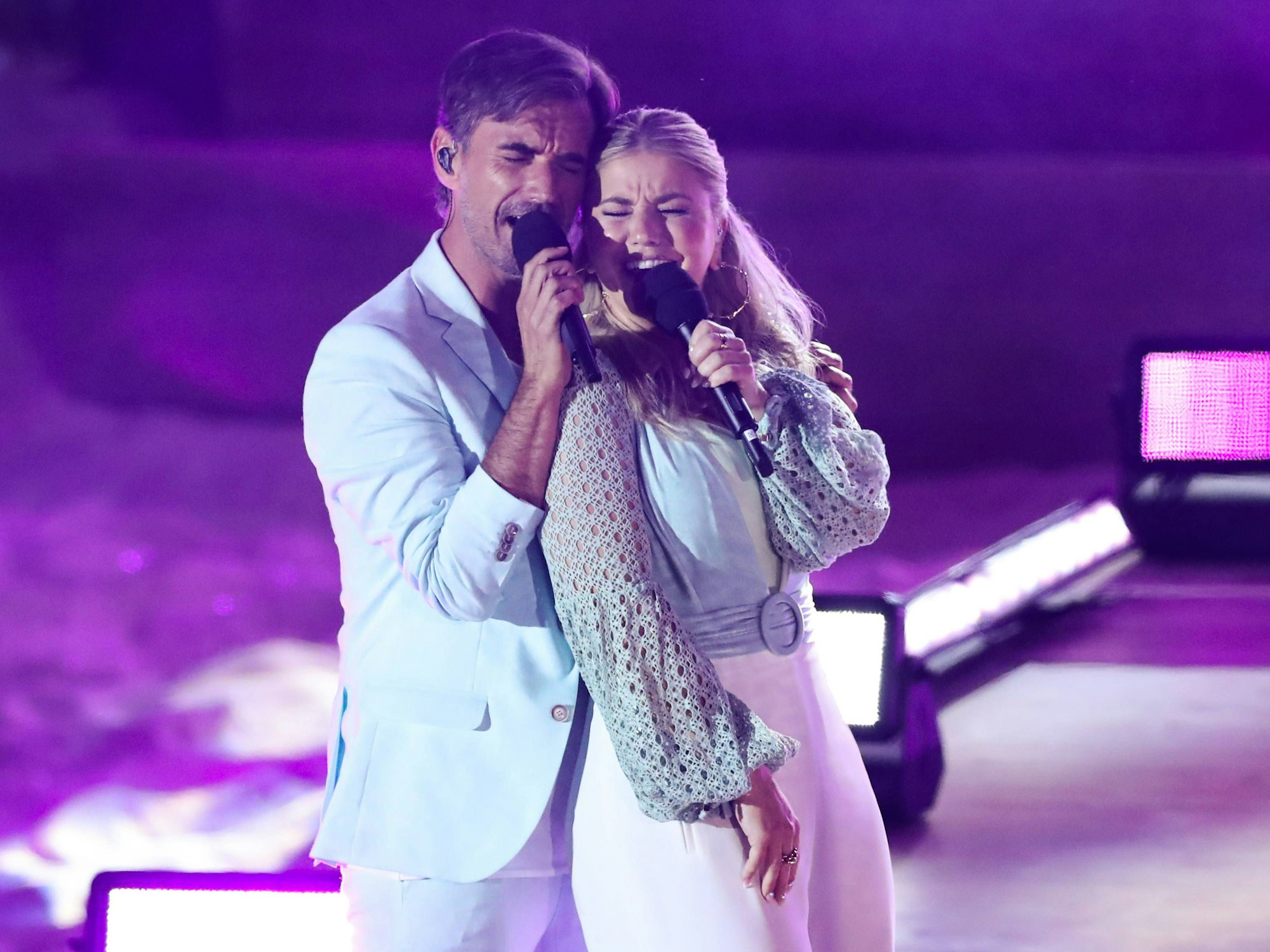 Moderator Florian Silbereisen mit Sängerin Beatrice Egli 2023 in Gelsenkirchen.