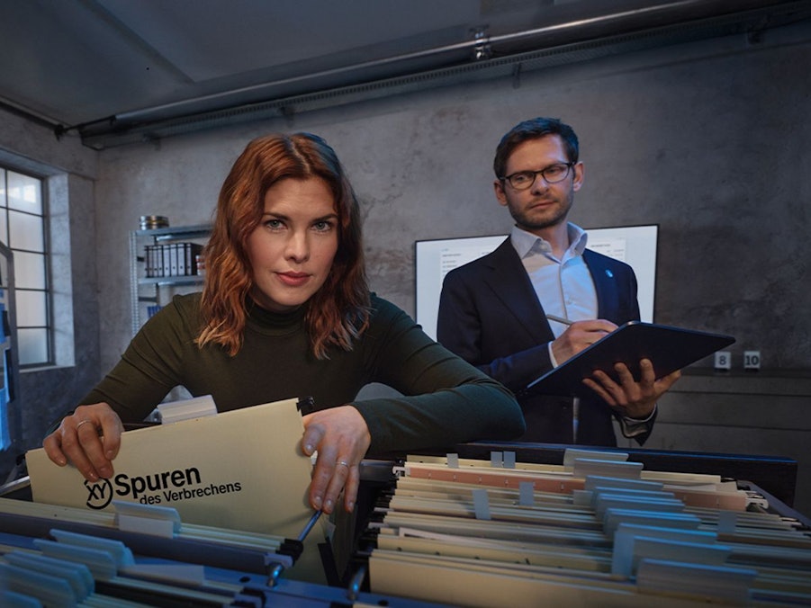 Helene Reiner moderiert „XY Spuren des Verbrechens“. Fabian Puchelt vom LKA Bayern steht ihr als Experte zur Seite. (Bild: Tobias Schult/ZDF)