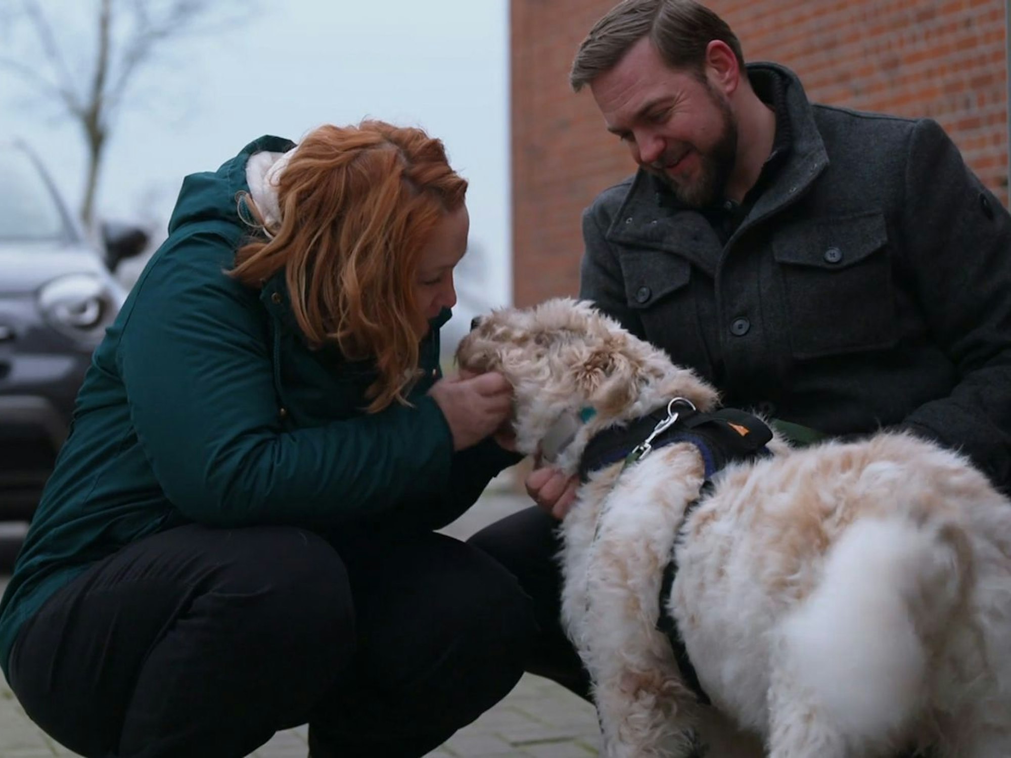 Bei der Übergabe stimmt die Chemie schon mal. (Bild: RTL)