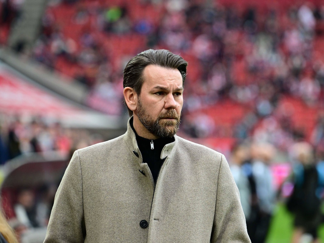 Thomas Kessler mit besorgtem Blick im Stadion.