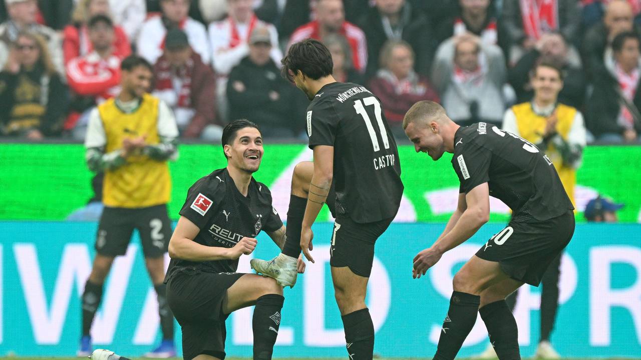 Kevin Diks putzt Jens Castrop symbolisch den Schuh.