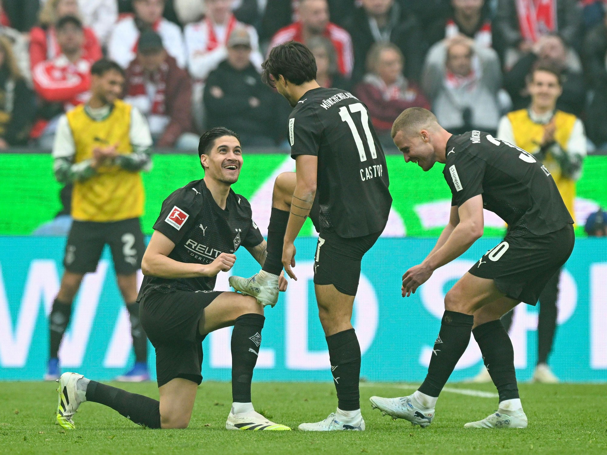 Kevin Diks putzt Jens Castrop symbolisch den Schuh.